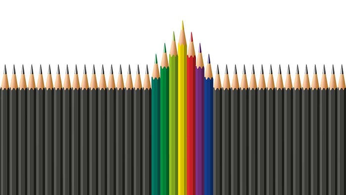 Rekke med blyanter hvor de i midten er høyere og har farger. 